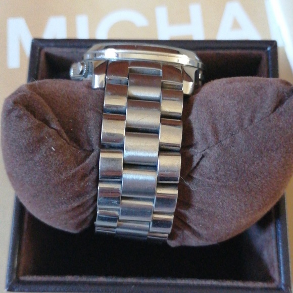 Michael Kors Women's Round Dial Medium Silver Quartz Watch Mk5076 - Picture 2 of 6